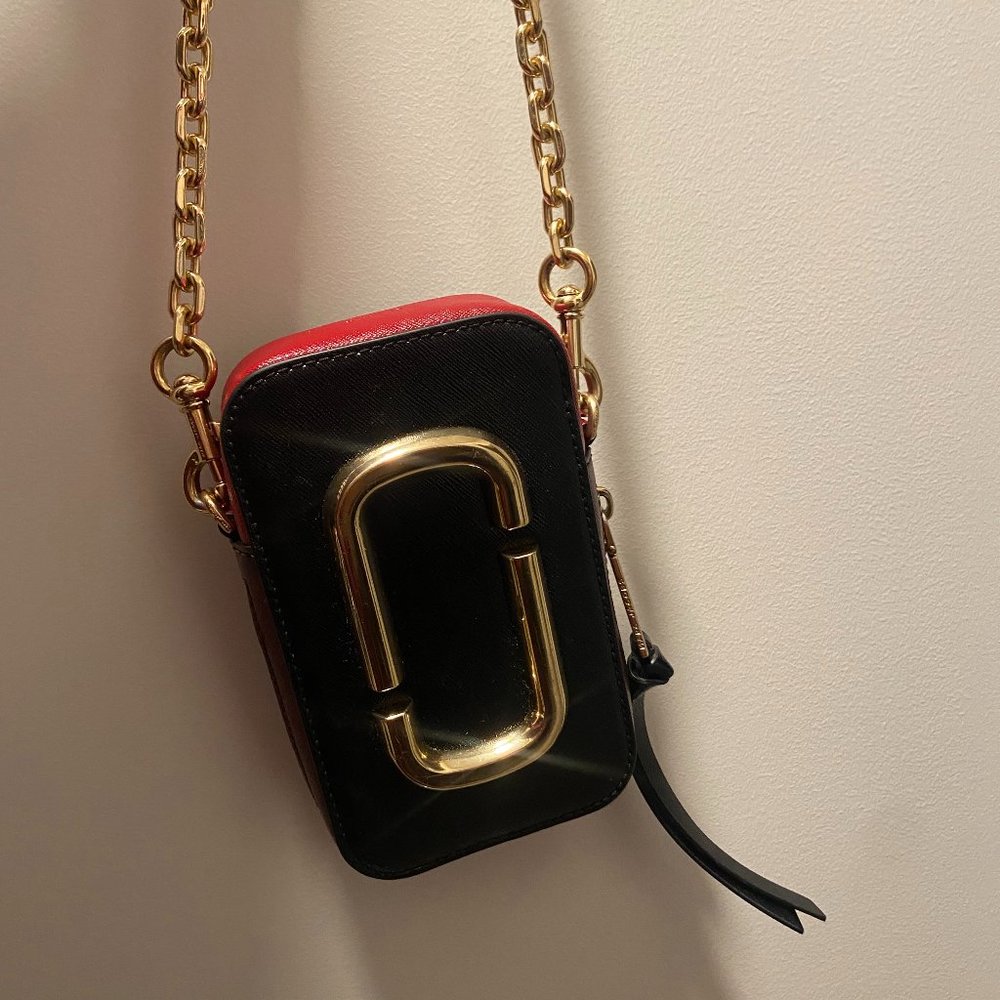 MARC JACOBS The Marc Jacobs The Hot Shot Saffiano Leather Shoulder Bag/ clutch.